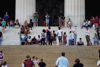 Menschen besuchen das Lincoln Memorial an der National Mall.