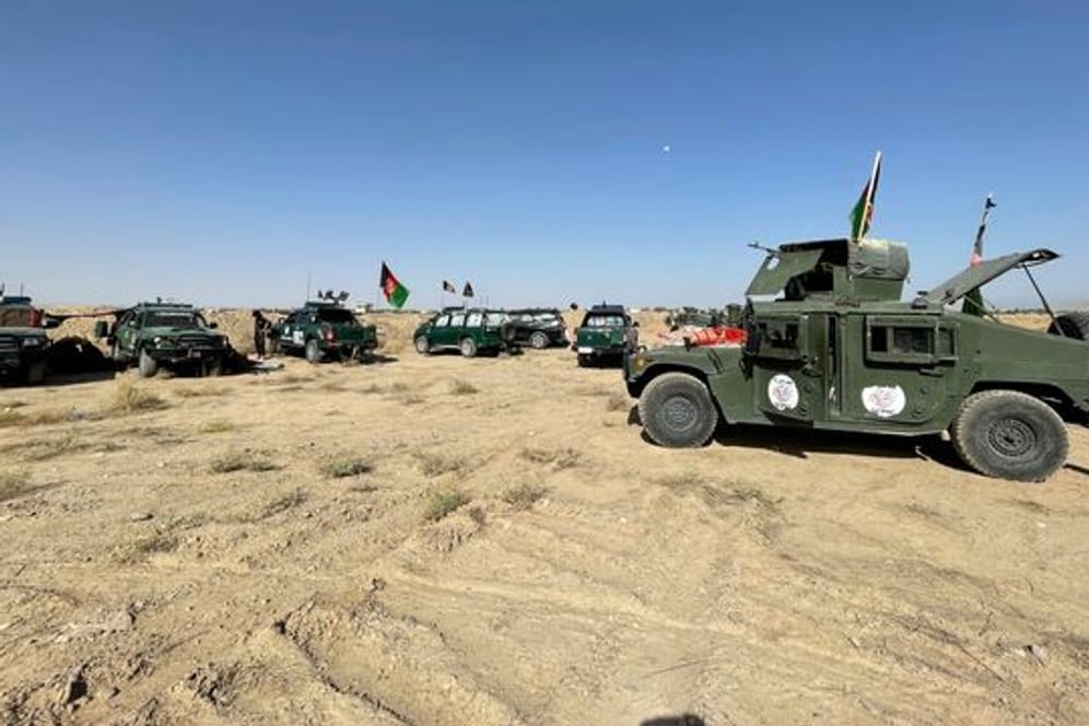 Afghanische Militärfahrzeuge stehen während der Kämpfe zwischen den Taliban und afghanischen Sicherheitskräften in Kandahar südwestlich von Kabul.