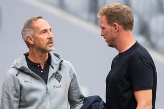 Die Bayern um Trainer Julian Nagelsmann (r) treffen zum Saisonauftakt auf Mönchengladbach mit Coach Adi Hütter.