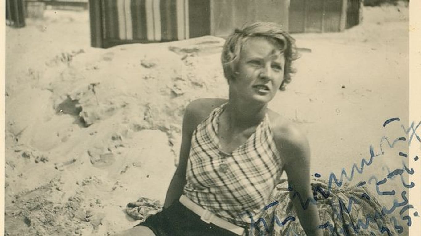 Die undatierte Aufnahme aus dem Sommer 1961 zeigt Lilli Gruner auf einer Decke sitzend am Strand (Aufnahmeort unbekannt).