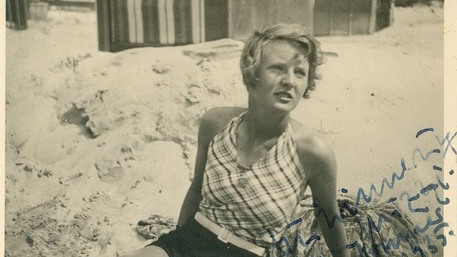 Die undatierte Aufnahme aus dem Sommer 1961 zeigt Lilli Gruner auf einer Decke sitzend am Strand (Aufnahmeort unbekannt). Die undatierte Aufnahme aus dem Sommer 1961 zeigt Lilli Gruner auf einer Decke sitzend am Strand (Aufnahmeort unbekannt).