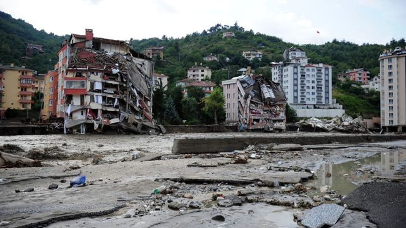Verwüstung, Schlamm und zerstörte Gebäude in Bozkurt (Provinz Kastamonu).