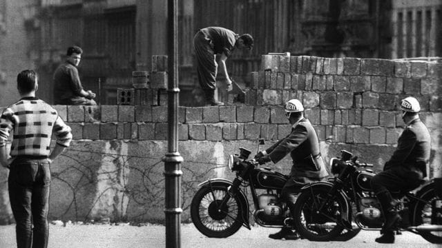 August 1961: Arbeiter erhöhen die Sektorensperre an der Bernauer Straße in Berlin.