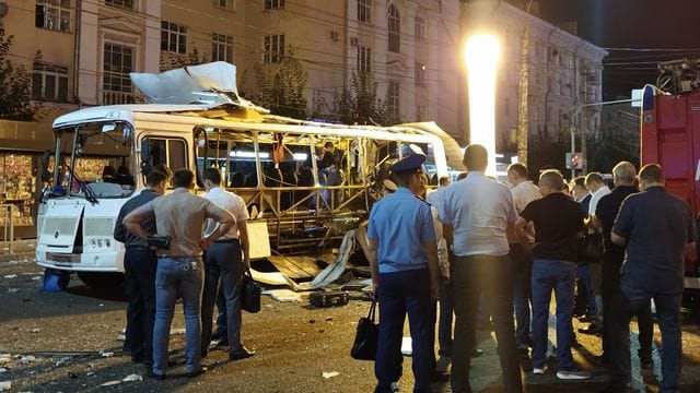 Nach der Explosion brannte der Bus komplett aus.