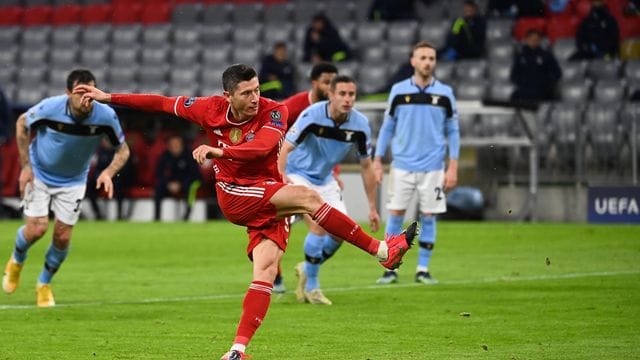 Bayerns Robert Lewandowski trifft per Elfmeter gegen Lazio Rom.