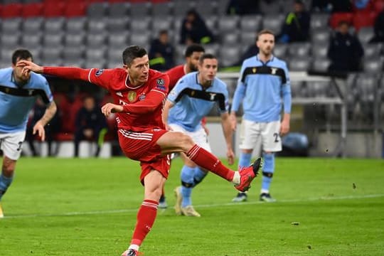 Bayerns Robert Lewandowski trifft per Elfmeter gegen Lazio Rom.