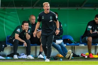 Ist noch nicht glücklich mit seinem Kader: Bremens Trainer Markus Anfang (M).