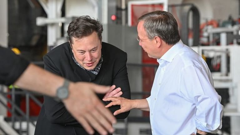 Tesla-Chef Elon Musk (l) und der CDU-Bundesvorsitzende Armin Laschet besichtigen zusammen die künftige Gießerei der Tesla-"Gigafactory".