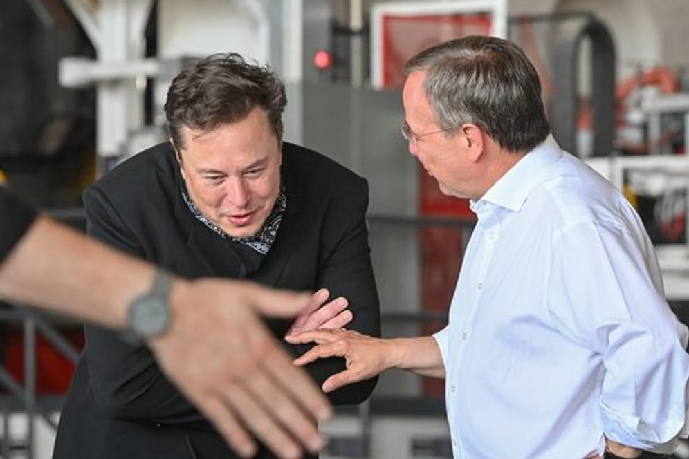 Tesla-Chef Elon Musk (l) und der CDU-Bundesvorsitzende Armin Laschet besichtigen zusammen die künftige Gießerei der Tesla-"Gigafactory".