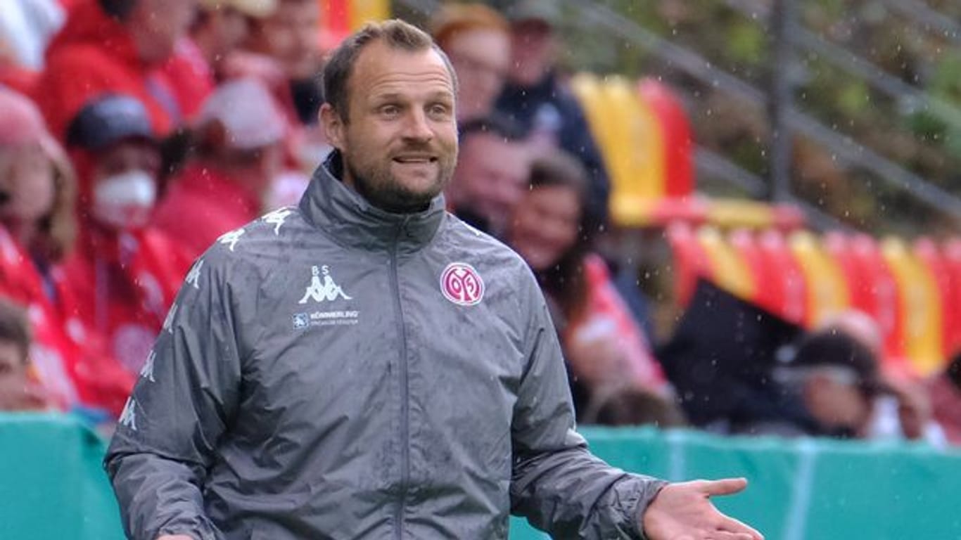 Der Mainzer Trainer Bo Svensson gibt seinen Spielern taktische Anweisungen.