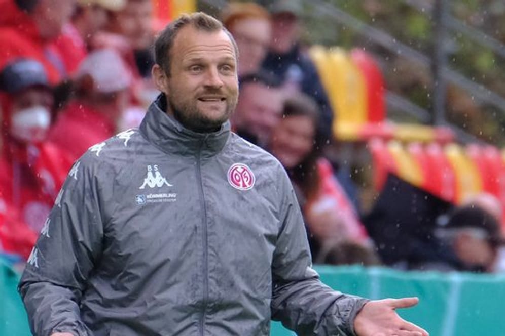 Der Mainzer Trainer Bo Svensson gibt seinen Spielern taktische Anweisungen.