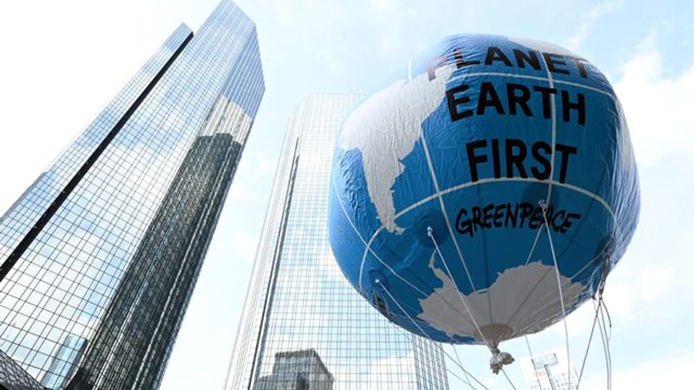 Ein Demonstrant hält einen großen Ballon mit dem Schriftzug "Planet Earth First" beim zentralen Klimastreik von Fridays for Future in Frankfurter hoch.
