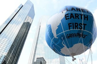 Ein Demonstrant hält einen großen Ballon mit dem Schriftzug "Planet Earth First" beim zentralen Klimastreik von Fridays for Future in Frankfurter hoch.