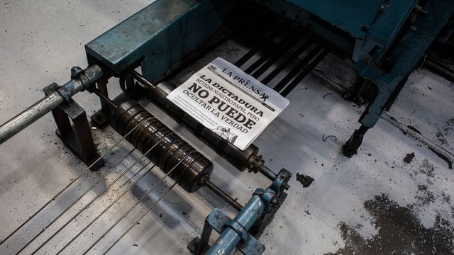 "Die Diktatur hält unser Papier fest, kann aber die Wahrheit nicht ausblenden", steht an der letzten Druckversion der regierungskritischen Zeitung "La Prensa". "Die Diktatur hält unser Papier fest, kann aber die Wahrheit nicht ausblenden", steht an der letzten Druckversion der regierungskritischen Zeitung "La Prensa".