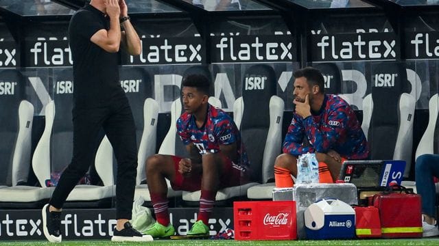 Der neue Bayern-Trainer Julian Nagelsmann (l) erlebte gleich ein emotionales Fußball-Spektakel. Der neue Bayern-Trainer Julian Nagelsmann (l) erlebte gleich ein emotionales Fußball-Spektakel.