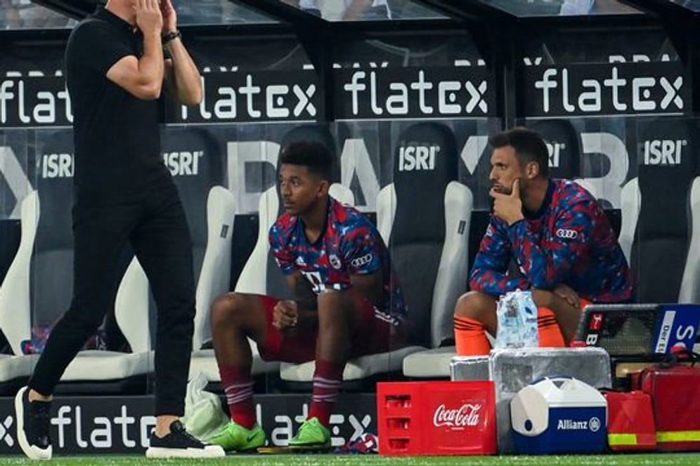 Der neue Bayern-Trainer Julian Nagelsmann (l) erlebte gleich ein emotionales Fußball-Spektakel.