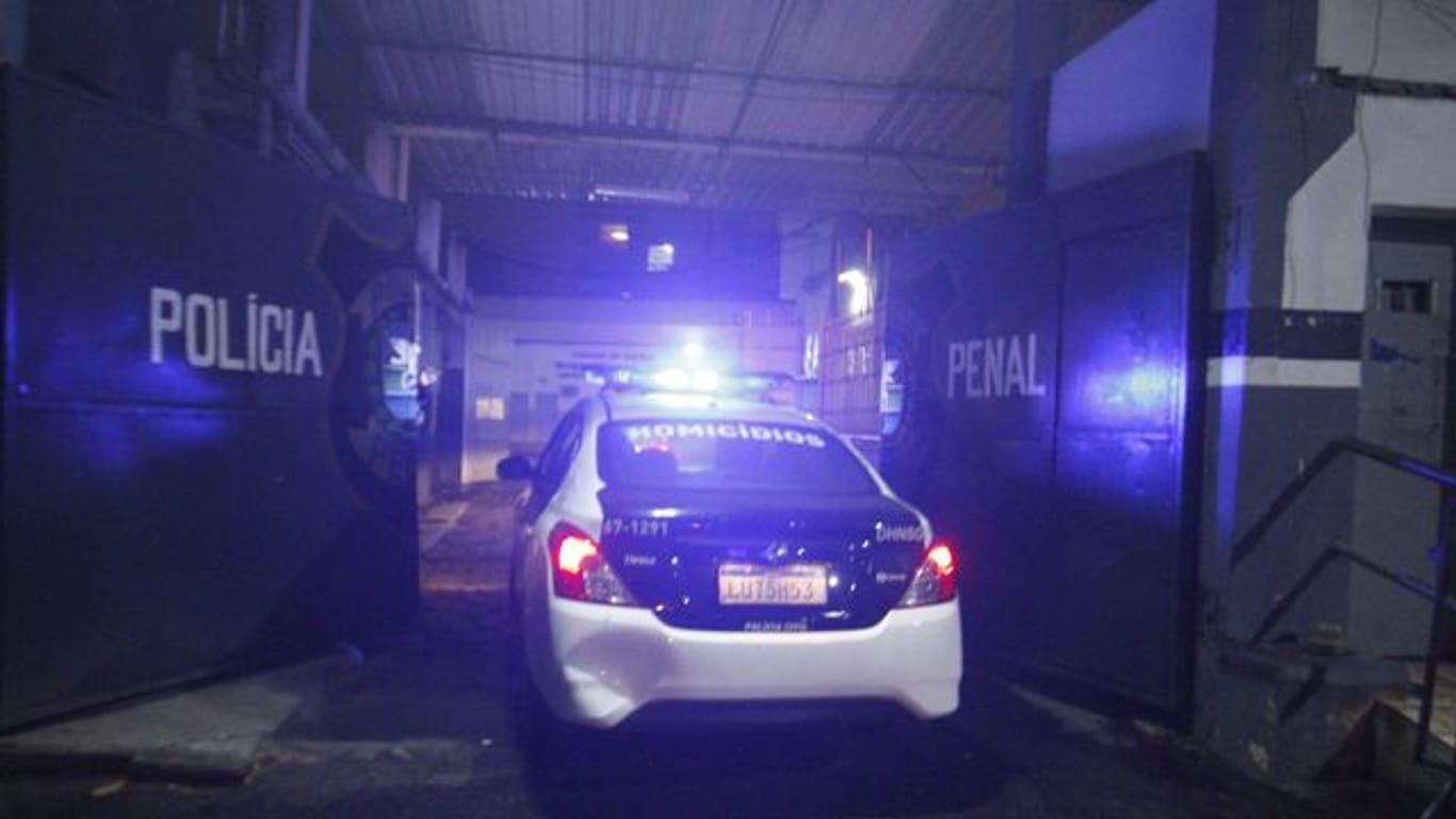 Polizeiwagen bringen die ehemalige brasilianische Abgeordnete und evangelikale Pastorin Flordelis dos Santos in ein Gefängnis in Rios Zwillingsstadt Niteroi.
