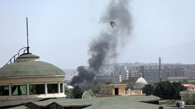 Neben der US-Botschaft in Kabul steigt Rauch auf.