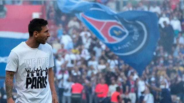 Lionel Messi läuft vor dem Spiel gegen Straßburg über den Platz.