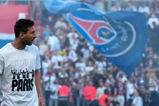 Lionel Messi läuft vor dem Spiel gegen Straßburg über den Platz.