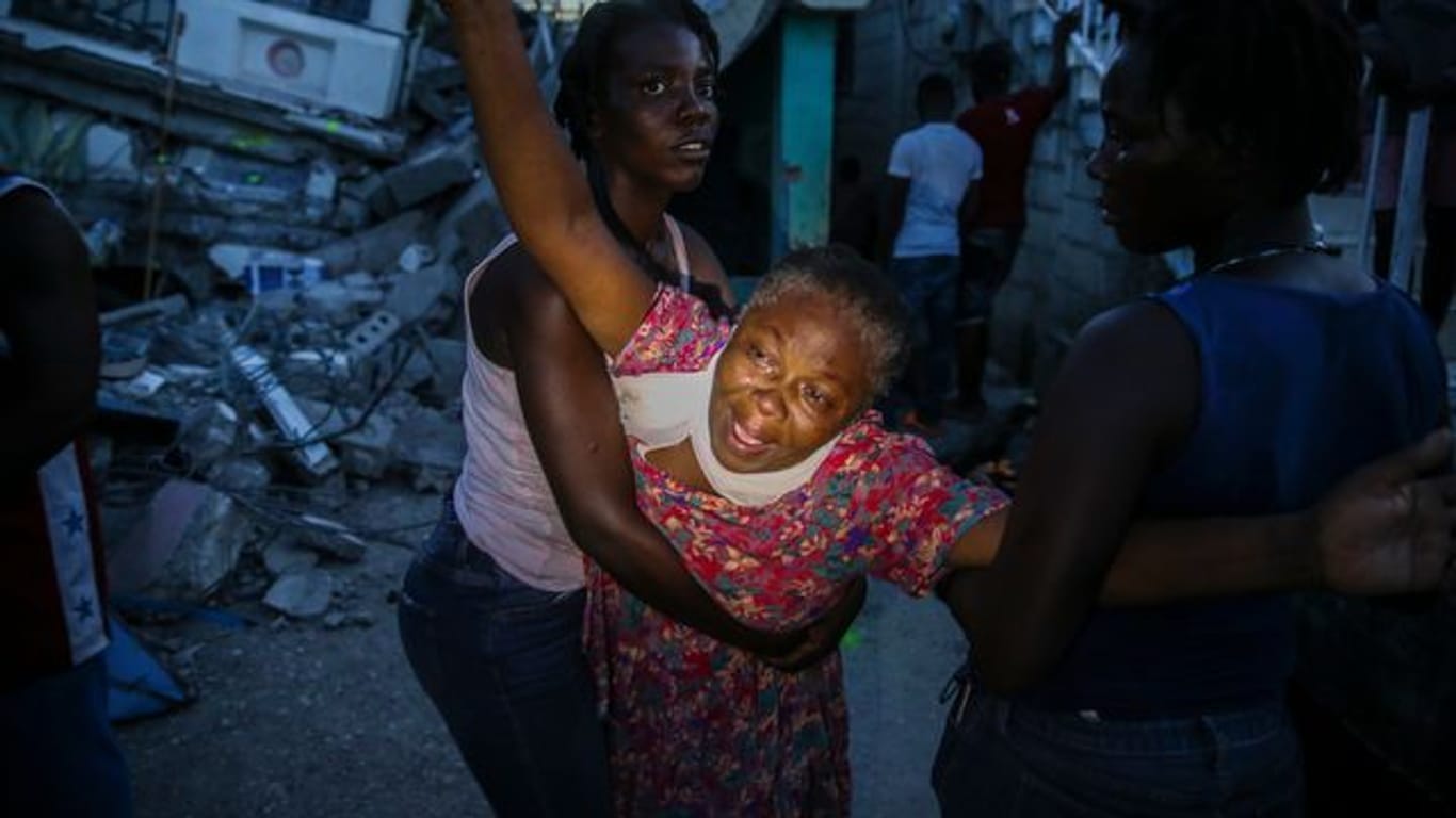 Oxiliene Morency weint vor Trauer, nachdem die Leiche ihrer siebenjährigen Tochter Esther Daniel aus den Trümmern ihres durch das Erdbeben zerstörten Hauses in Les Cayes, Haiti, geborgen wurde.