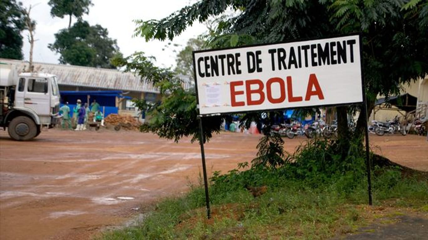 Ein Wegweiser kündigt den Eingang zur Ebola-Behandlungsstation in Gueckedou, Guinea, an.