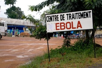 Ein Wegweiser kündigt den Eingang zur Ebola-Behandlungsstation in Gueckedou, Guinea, an.