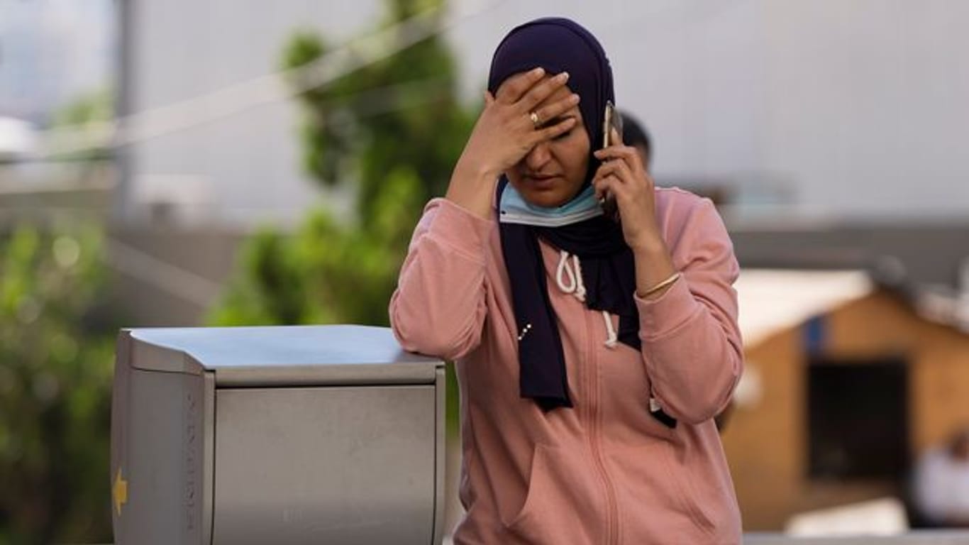 Eine Libanesin wartet vor eimem Krankenhaus auf Informationen über ihren bei der Treibstoffexplosion verletzten Bruder.