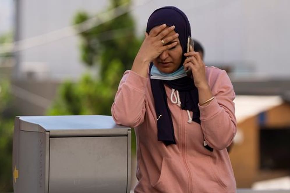 Eine Libanesin wartet vor eimem Krankenhaus auf Informationen über ihren bei der Treibstoffexplosion verletzten Bruder.
