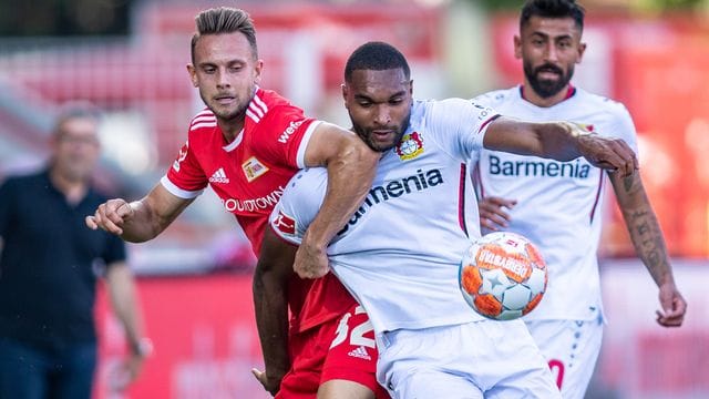 Der Leverkusener Jonathan Tah (M.