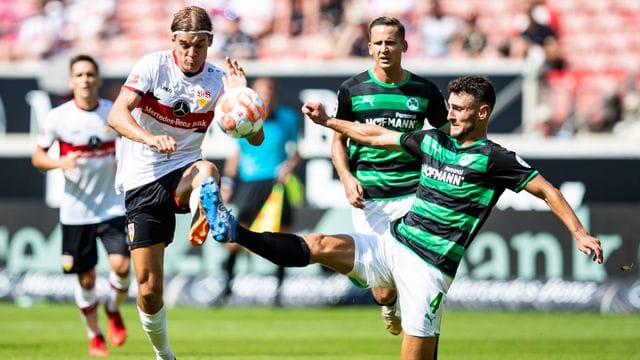 Drei Torvorlagen hat Borna Sosa (l) beim 5:1 des VfB Stuttgart gegen Greuther Fürth gegeben. Drei Torvorlagen hat Borna Sosa (l) beim 5:1 des VfB Stuttgart gegen Greuther Fürth gegeben.