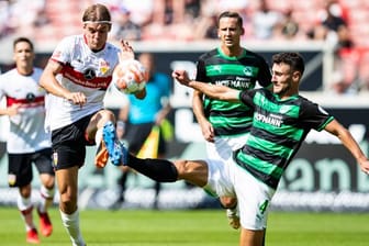 Drei Torvorlagen hat Borna Sosa (l) beim 5:1 des VfB Stuttgart gegen Greuther Fürth gegeben.