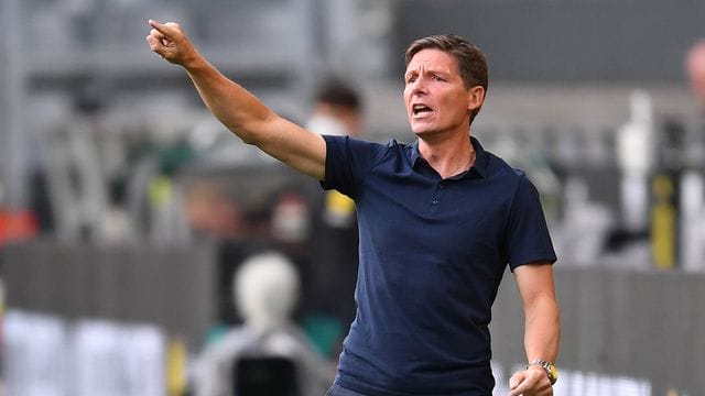 Frankfurts Trainer Oliver Glasner war nach der klaren Niederlage in Dortmund bedient. Frankfurts Trainer Oliver Glasner war nach der klaren Niederlage in Dortmund bedient.