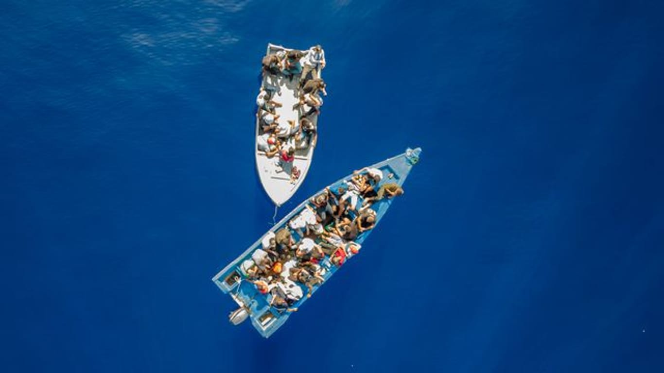 Eine Gruppe mutmaßlicher Migranten aus Tunesien treibt auf zwei Booten im Mittelmeer vor der Insel Lampedusa.