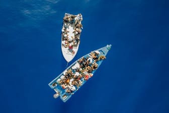 Eine Gruppe mutmaßlicher Migranten aus Tunesien treibt auf zwei Booten im Mittelmeer vor der Insel Lampedusa.