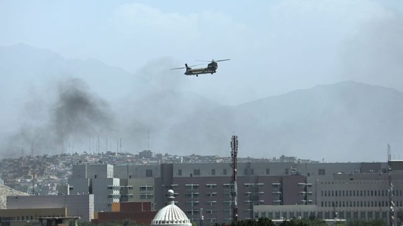 Ein US-Hubschrauber über Kabul.