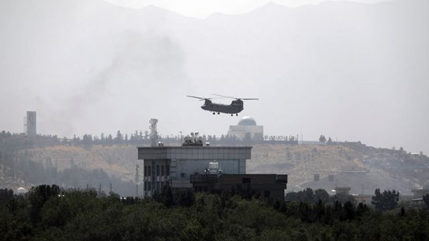 Ein Hubschrauber des US-Militärs von Typ Chinook fliegt über der US-Botschaft in Kabul.
