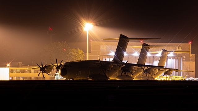 Transportflugzeuge vom Typ Airbus A400M der Luftwaffe stehen am Abend auf dem Fliegerhorst Wunstorf in der Region Hannover hinter einem Zaun.