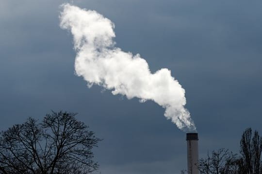 Rauch steigt aus einem Schornstein vom Heizkraftwerk Klingenberg im Berliner Ortsteil Rummelsburg in den Himmel.