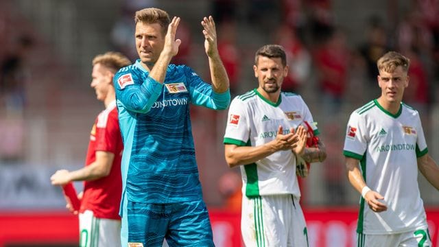 Torwart Andreas Luthe (l) freut sich auf den Europapokal.