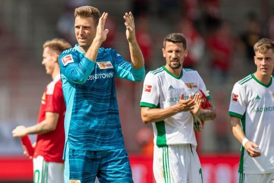 Torwart Andreas Luthe (l) freut sich auf den Europapokal.