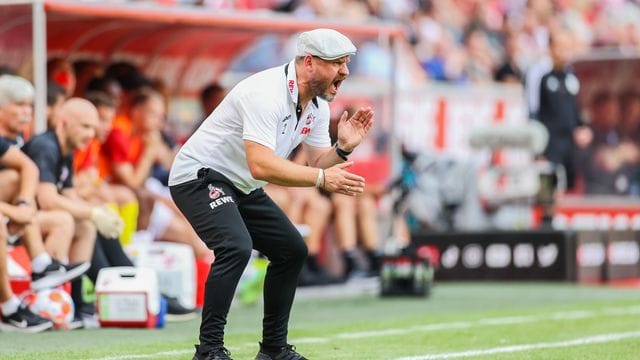 Kölns Trainer Steffen Baumgart treibt seine Mannschaft während des Spiels an. Kölns Trainer Steffen Baumgart treibt seine Mannschaft während des Spiels an.