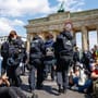 Demonstrationen in Berlin - Klimaprotest: Polizei räumt Straße am Brandenburger Tor
