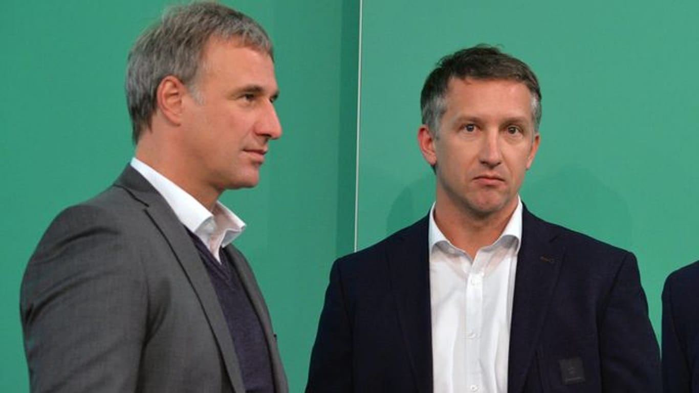 Marco Bode (l), Aufsichtsratvorsitzender, und Frank Baumann, Geschäftsführer Sport von Werder Bremen.