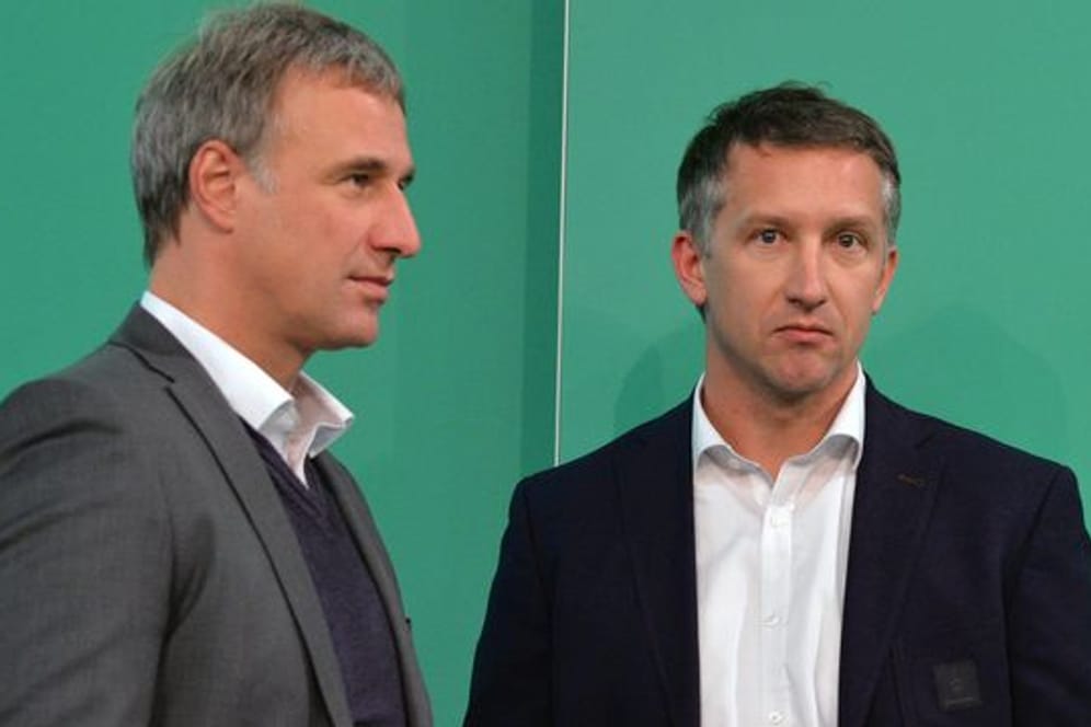 Marco Bode (l), Aufsichtsratvorsitzender, und Frank Baumann, Geschäftsführer Sport von Werder Bremen.