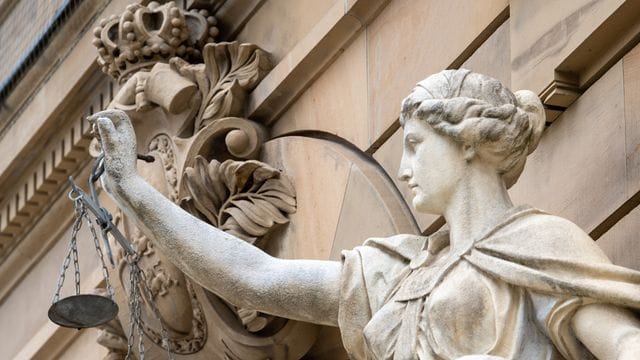 In Ulm steht ein Mann in einem Prozess um hundertfachen sexuellen Kindesmissbrauchs vor Gericht. In Ulm steht ein Mann in einem Prozess um hundertfachen sexuellen Kindesmissbrauchs vor Gericht.