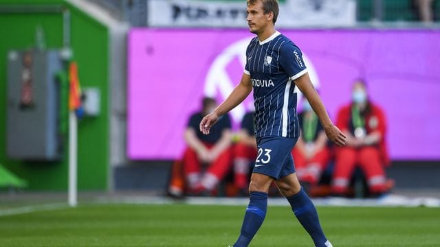 Bochums Robert Tesche geht nach dem Platzverweis vom Spielfeld.