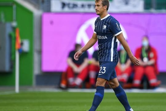 Bochums Robert Tesche geht nach dem Platzverweis vom Spielfeld.