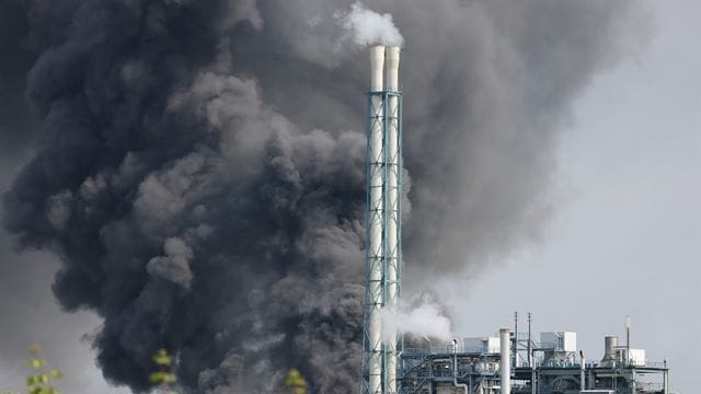 Eine dunkle Rauchwolke steigt über dem Chempark auf.