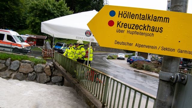 Feuerwehrleute stehen in Grainau nach einer Flutwelle in der Höllentalklamm bereit, um Opfer aus dem Fluss Hammersbach zu bergen. Feuerwehrleute stehen in Grainau nach einer Flutwelle in der Höllentalklamm bereit, um Opfer aus dem Fluss Hammersbach zu bergen.